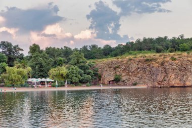 KHORTSIA, UKRAINE - 28 Haziran 2019: İnsanlar gün batımında Khorytsia adasının Zalk kumlu plajını ziyaret ederler. Khorytsia Dinyeper Nehri 'ndeki en büyük adadır..