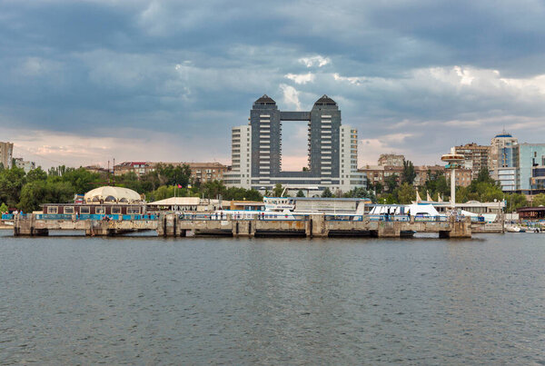 ЗАПОРИЖИЯ, УКРАИНА - 28 июня 2018 года: городской пейзаж и река Днепр на закате. Это город на юго-востоке Украины, расположенный на берегу Днепра
.