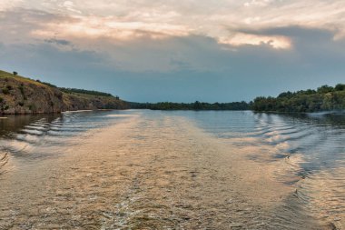 Dinyeper Nehri ve Khortytsia Adası yaz manzarası, Ukrayna. Khortytsia, Dinyeper nehrinin en büyük adasıdır..