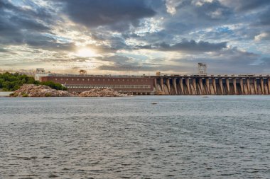 Khorytsia adasından Dinyeper Nehri 'ne ve Zaporizhia, Ukrayna' daki Dnipro hidroelektrik santrali barajına manzara.