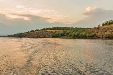 Dinyeper Nehri ve Khortytsia Adası yaz manzarası, Ukrayna. Khortytsia, Dinyeper nehrinin en büyük adasıdır..