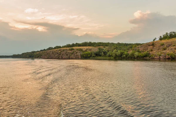 第聂伯河和霍尔蒂西亚岛夏季景观 乌克兰 霍尔蒂西亚是第聂伯河中最大的岛屿 — 图库照片