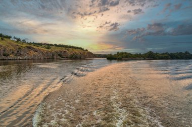 Dinyeper Nehri ve Khortytsia Adası yaz manzarası, Ukrayna. Khortytsia, Dinyeper nehrinin en büyük adasıdır..