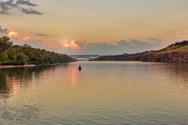 Preobrazhensky köprüsü ile Dinyeper Nehri üzerinden Ukrayna 'nın Zaporozhye kentindeki Khortitsa adasına manzara.