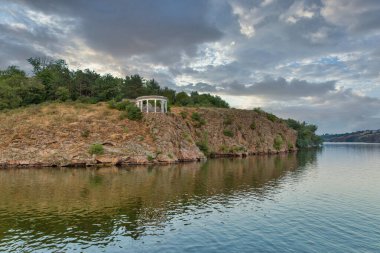 Dinyeper nehri ve Khorytsia adası Ukrayna, colonnade ile yaz manzarası. Khorytsia Dinyeper Nehri 'ndeki en büyük adadır..