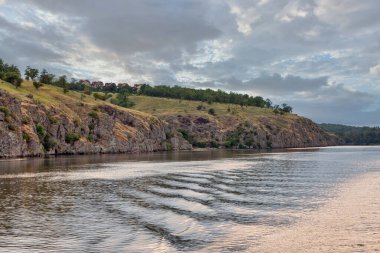 Dinyeper nehri ve Khorytsia adası yaz manzarası, Ukrayna. Khorytsia Dinyeper Nehri 'ndeki en büyük adadır..
