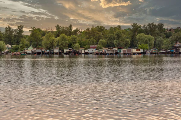日落时分 霍尔季西亚岛附近第聂伯河岸边渔民村的船箱和游艇箱 — 图库照片