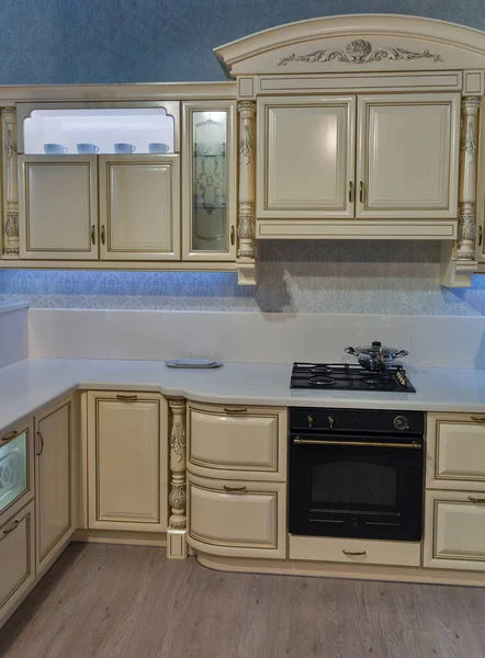 Modern mutfak mobilyaları. İçi barok tarzında.