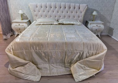 Boş, modern, zarif yatak odası. Yastıklı, barok tarzı.