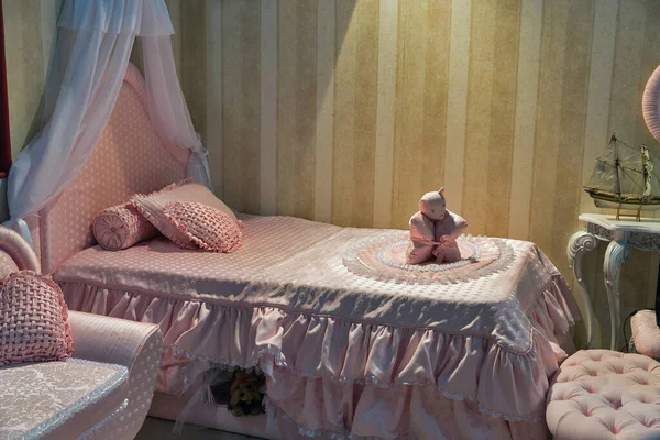 Dormitorio Chica Moderna Vacía Con Ropa Cama Patrón Elegante Interior —  Fotos de Stock