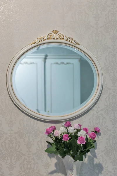 Rund Spegel Väggen Och Blommor Flerfärgad Installation Närbild — Stockfoto