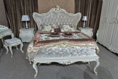 Boş, modern, zarif yatak odası. Yastıklı, barok tarzı.