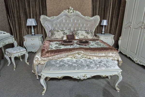 Puste Nowoczesne Eleganckie Wnętrze Sypialni Stylu Barokowym Poduszkami — Zdjęcie stockowe