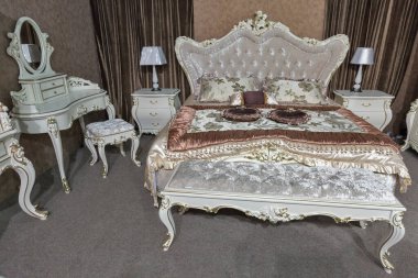 Boş, modern, zarif yatak odası. Yastıklı, barok tarzı.