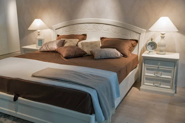 Interior Moderno Elegante Dormitorio Vacío Con Almohadas —  Fotos de Stock