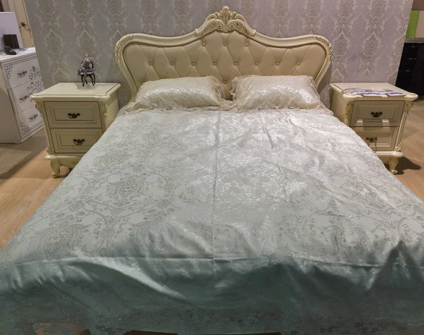 枕とバロック様式の現代的なエレガントなベッドルームのインテリアを空に — ストック写真