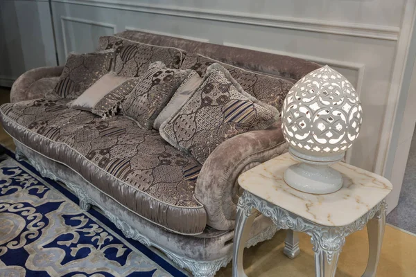 Interior Salón Elegante Vacío Estilo Clásico Sofá Con Almohadas — Foto de Stock