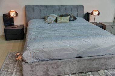 Boş, modern, zarif yatak odası mobilyaları. İçi modern, yastıklı.