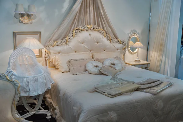 带有婴儿床的巴洛克风格的空的现代典雅卧房内部 — 图库照片