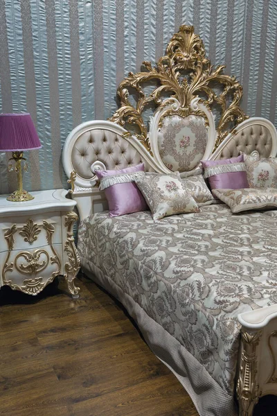 Boş Modern Zarif Yatak Odası Yastıklı Barok Tarzı — Stok fotoğraf