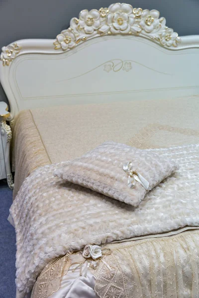 Boş Modern Ahşap Zarif Eski Yatak Odasının Içi Örtülü — Stok fotoğraf