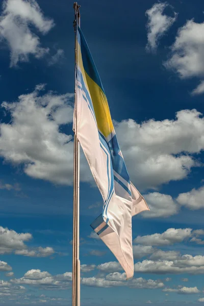 Bandeira Naval Ucrânia Closeup Livre Contra Céu Azul Com Nuvens — Fotografia de Stock