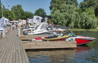 KYIV, UKRAINE - Haziran 05, 2015: İnsanlar Chervona Kalyna yat kulübünde yelken açmak için en son teknolojilere sahip IBYS, Uluslararası Tekne ve Yat Şovu sırasında Dinyeper nehri üzerinde demirlemiş modern yatları ziyaret ediyorlar.