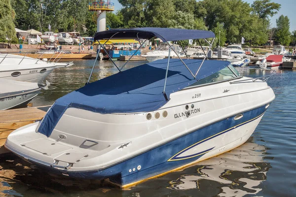 Kyiv Ukraine June 2015 People Visit Modern Yachts Moored Dnieper — Stock Photo, Image