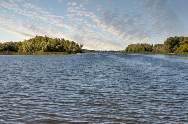Ukrayna, Kyiv 'deki Dinyeper nehri yaz manzarası.