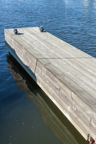 河畔系泊站的长木制码头 — 图库照片