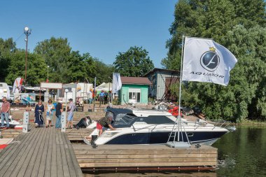 KYIV, UKRAINE - Haziran 05, 2015: İnsanlar Chervona Kalyna yat kulübünde yelken açmak için en son teknolojilere sahip IBYS, Uluslararası Tekne ve Yat Şovu sırasında Dinyeper nehri üzerinde demirlemiş modern yatları ziyaret ediyorlar.