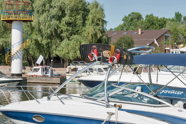 Kyiv Ukraine June 2015 Ibys International Boat ヨットショー中にドニエプル川で係留されている現代のヨットを訪問し チェルボナ カリナ — ストック写真