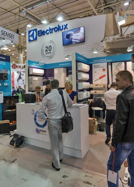 Kyiv Ukrajina Květen 2016 Lidé Navštíví Stánek Electrolux Výstavě Aqua — Stock fotografie