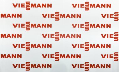 KYIV, UKRAINE - 19 Mayıs 2016: Aqua Therm enerji verimli ısıtma, havalandırma, klima, su, yenilenebilir enerji, tesisat, yüzme havuzları sergisi Viessmann logosu.
