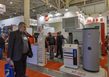 KYIV, UKRAINE - 19 Mayıs 2016: İnsanlar Aqua Therm enerji verimli ısıtma, havalandırma, klima, su tedariği, yenilenebilir enerji ve tesisat sergisi Heiztechnik standını ziyaret ediyor.