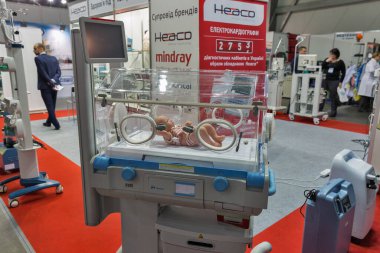 KYIV, UKRAINE - 20 Nisan 2016: VII Uluslararası Tıp Forumu sırasında yüksek kaliteli tıbbi ekipman ve mobilya standının Heaco Letonyalı dağıtımcısı.