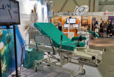 KYIV, UKRAINE - 20 Nisan 2016: VII Uluslararası Tıp Forumu sırasında yüksek kaliteli tıbbi ekipman ve mobilya standının SitiMed Ukraynalı dağıtımcısı.