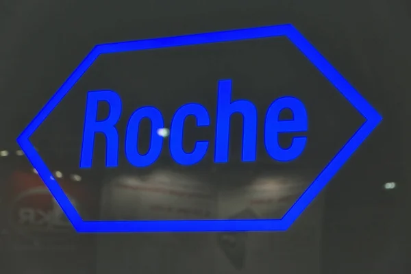 Kyiv Ukraine Kwiecień 2016 Zbliżenie Logo Roche Stoisku Podczas Vii — Zdjęcie stockowe