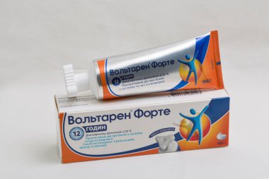 KYIV, UKRAINE - 31 Aralık 2019: Voltaren Forte tüpü beyaz arka plana yakın çekim. İltihaplanma önleyici bir jel, dilofenac içerir ve ağrıyı ve şişliği gidermek için kullanılır..