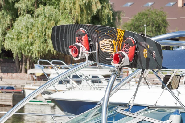 Kyiv Ukraine June 2015 Ibys International Boat ヨットショーの間にドニエプル川に係留された近代的なヨットは チェルボナ カリナ — ストック写真