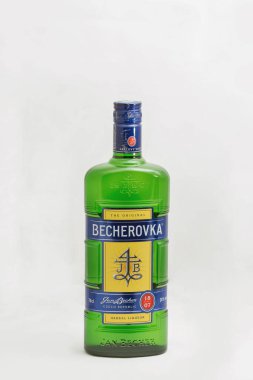 KYIV, UKRAINE - 31 Aralık 2019: Çek bitkisel acı Becherovka şişesi beyaz arka plana yakın çekim. Jan Becher şirketi tarafından Çek Cumhuriyeti 'nin Karlovy Vary şehrinde üretilmektedir..