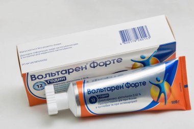 KYIV, UKRAINE - 31 Aralık 2019: Voltaren Forte tüpü beyaz arka plana yakın çekim. İltihaplanma önleyici bir jel, dilofenac içerir ve ağrıyı ve şişliği gidermek için kullanılır..