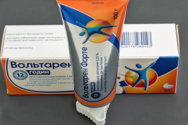 KYIV, UKRAINE - 31 Aralık 2019: Voltaren Forte tüpü beyaz arka plana yakın çekim. İltihaplanma önleyici bir jel, dilofenac içerir ve ağrıyı ve şişliği gidermek için kullanılır..