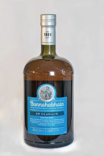 Kiev Ukraine 2019年6月8日 Bunnahabhain Cladach Limited版リリース白に対するシングルモルトスコッチウイスキーボトルの閉鎖を表示します 蒸留所は1881年にアイラ島のポート アスカイ近くに設立された — ストック写真