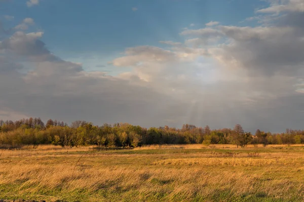 Vroege Lente Zonsondergang Landelijk Landschap Met Rivier Ros Dramatische Wolken — Stockfoto