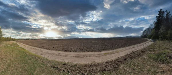 Landwirtschaftliche Sonnenuntergang Sommer Dramatische Himmelslandschaft Mit Bestellten Feld Und Schmutzige — Stockfoto