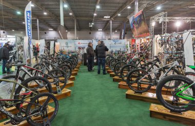 KYIV, UKRAINE - 26 Şubat 2016: İnsanlar KyivvExpoPlaza Fuar Merkezi 'ndeki Uluslararası Bisiklet Sergisi VELOBIKE 2016 sırasında bisiklet ticareti üreticisi standını ziyaret ettiler.