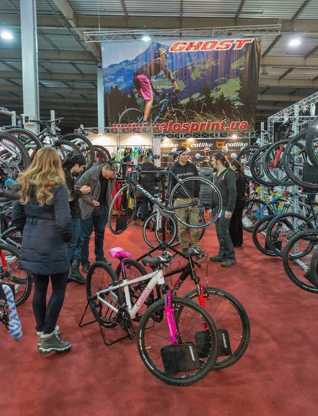 Kyiv Ucrania Febrero 2016 Gente Visita Stand Del Fabricante Bicicletas —  Fotos de Stock