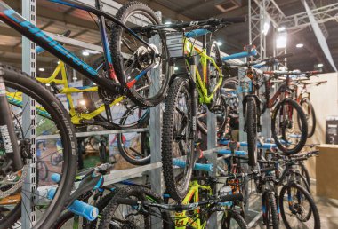 KYIV, UKRAINE - 26 Şubat 2016: KyivvExpoPlaza Sergi Merkezi 'nde Uluslararası Bisiklet Sergisi VELOBIKE 2016 sırasında farklı bisiklet üreticileri standı.