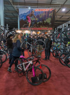 KYIV, UKRAINE - 26 Şubat 2016: KyivvExpoPlaza Sergi 2016 Uluslararası Bisiklet Sergisi sırasında Hayalet Alman bisiklet ticareti üreticisi standını ziyaret edenler.